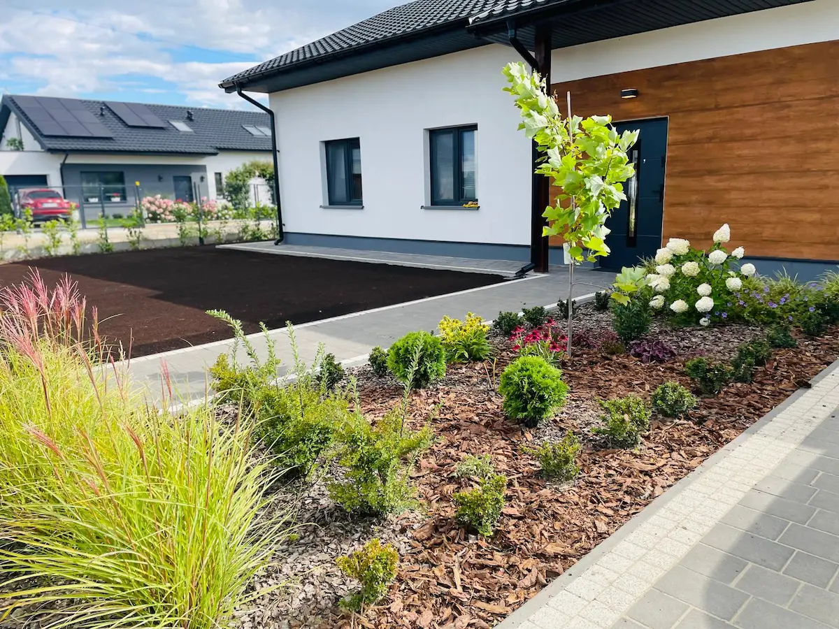 Rabata z nasadzeniami - gotowa realizacja w Płońsku